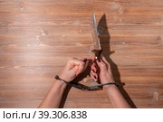 женские руки в металлических черных наручниках(female hands in metal black handcuffs) Стоковое фото, фотограф Руслан Лесков / Фотобанк Лори