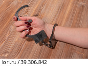 женские руки в металлических черных наручниках(female hands in metal black handcuffs) Стоковое фото, фотограф Руслан Лесков / Фотобанк Лори