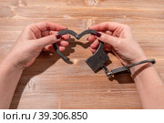 женские руки в металлических черных наручниках(female hands in metal black handcuffs) Стоковое фото, фотограф Руслан Лесков / Фотобанк Лори