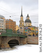 Belinsky Bridge across Fontanka River and Church of Holy Righteous Simeon and Anna Prophetess on cold winter day. Saint Petersburg (2023 год). Редакционное фото, фотограф Валерия Попова / Фотобанк Лори