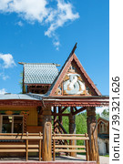 MANDROGI, RUSSIA - JUNE 8, 2015: Karelia Region, a new traditional-style resort in the old village of Mandrogi. Wooden house stylized in Russian traditions. Редакционное фото, фотограф Оксана Медведева / Фотобанк Лори