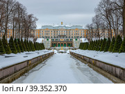 Вид на архитектурный ансамбль в парке Петергофа (2022 год). Редакционное фото, фотограф Анна Карасева / Фотобанк Лори