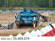 Танк Т-72Б3 команды Республики Абхазия спускается в ров. Фрагмент танкового биатлона. Международные военные игры, Алабино (2022 год). Редакционное фото, фотограф Виктор Карасев / Фотобанк Лори
