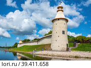 Pskov, the wall of a Roundabout city with High and Varlamov towers on the Bank of the Velikaya river (2019 год). Редакционное фото, фотограф Ольга Остроухова / Фотобанк Лори