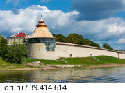 Pskov, Varlamova corner tower of the Roundabout city on the banks of the Velikaya river (2019 год). Редакционное фото, фотограф Ольга Остроухова / Фотобанк Лори