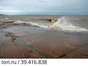 Каменное побережье Белого моря в окрестностях поселка Рабочеостровск, Кемский район, Республика Карелия, Россия (2018 год). Стоковое фото, фотограф Pukhov K / Фотобанк Лори