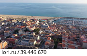 Aerial photo of Spanish town El Masnou with view of buildings along seashore and quay. Стоковое видео, видеограф Яков Филимонов / Фотобанк Лори