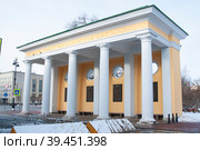 Пропилеи - вход в сад -партер Смольного (2023 год). Редакционное фото, фотограф Татьяна Шикова / Фотобанк Лори