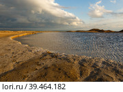 Water lake in the valley of volcanoes of Gobustan near Baku, Azerbaijan (2019 год). Редакционное фото, фотограф Михаил Пряхин / Фотобанк Лори