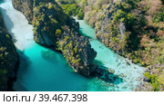 Big lagoon, El Nido, Palawan, Philippines. Aerial view of emerald water, sharp cliffs and coral reefs. unique spot, top touristic destination and must-see place in the world. Стоковое видео, видеограф Igor Tichonow / Фотобанк Лори