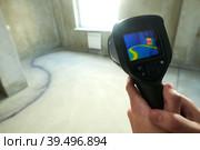 thermal imaging camera inspection for temperature check and finding heating pipes in floor. Стоковое фото, фотограф Дмитрий Калиновский / Фотобанк Лори