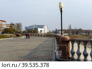 Urban landscape with a view of the embankment by the river (2010 год). Редакционное фото, фотограф Виктория Кольцова / Фотобанк Лори