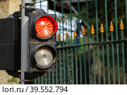 Close up of a traffic light on red. Стоковое фото, фотограф Сергей Толмачёв / Фотобанк Лори
