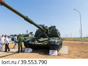 Средняя Ахтуба, Волгоградская область, Россия. Самоходная гаубица 2С19М Мста в парке Патриот, выставка военной техники, артиллерия. (2021 год). Редакционное фото, фотограф Андрей Цыганков / Фотобанк Лори