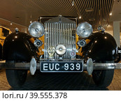Автомобиль "Rolls-Royce 23-30 HP", 1936 г., 6-цилиндровый, 115 л.с., Великобритания. Выпускался с 1936 по 1938 год в качестве преемника 20/25HP. У него был двигатель большего размера с более высокой мощностью, потому что клиенты продолжали жаловаться на предшественника из-за недостаточной мощности. Музей автомобильной техники. Верхняя Пышма, Россия, сентябрь 2020. Редакционное фото, фотограф Сергей Елизарьев / Фотобанк Лори