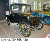 Электромобиль "Milburn Electric Model 27L Brougham", 1914 г., купе, 27 км/ч, США. Мотор - 60 Вт мощностью около 2 лошадиных сил. Музей автомобильной техники. Верхняя Пышма, Россия, сентябрь 2020. Редакционное фото, фотограф Сергей Елизарьев / Фотобанк Лори