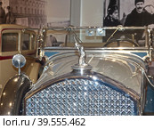 Автомобиль "Pierce-Arrow Mod. 81 Roadster", 1928 г., 4-ступенчатый, 75 л.с., США. Первая модель с новой эмблемой на радиаторе, фигуркой лучника. Музей автомобильной техники. Верхняя Пышма, Россия, сентябрь 2020. Редакционное фото, фотограф Сергей Елизарьев / Фотобанк Лори