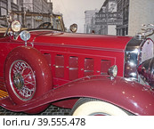 Автомобиль "Cadillac 452 V16 Convertible Coupe by Fleetwood", 1930 г., 16-цилиндровый, 175 л.с., США. Это был первый в мире серийный автомобиль с двигателем V16. Музей автомобильной техники. Верхняя Пышма, Россия, сентябрь 2019 (2020 год). Редакционное фото, фотограф Сергей Елизарьев / Фотобанк Лори
