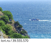 Морская прогулка на катере в районе мыса Ай-Тодор. На море небольшое волнение. Крымский пейзаж. Южный берег Крыма (2019 год). Стоковое фото, фотограф Сергей Елизарьев / Фотобанк Лори