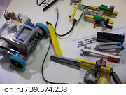 Рабочее место участника соревнований по сборке робота на региональном этапе чемпионата по робототехнике Robotics championship среди участников из Москвы и Московской области на ВДНХ в городе Москве, Россия (2023 год). Редакционное фото, фотограф Николай Винокуров / Фотобанк Лори