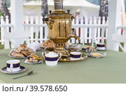 Tatar tea party with chak-chak and other traditional sweets. Hot tea from the samovar.National sweets of Tatars and Bashkirs. Стоковое фото, фотограф Регина Ерофеева / Фотобанк Лори