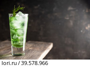 Зеленый коктейль на основе текилы с эстрагоном и розмарином. Коктейли и напитки. Малая глубина резкости. Стоковое фото, фотограф Андрей Пустякин / Фотобанк Лори