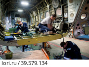 Ремонт вертолета МИ-8 на заводе Ютейр-Инжиниринг в Тюмени (2019 год). Редакционное фото, фотограф Сергей Буторин / Фотобанк Лори