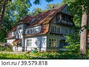Apartment building on Gagarin Street in the resort town of Svetlogorsk (2017 год). Стоковое фото, фотограф Ольга Остроухова / Фотобанк Лори