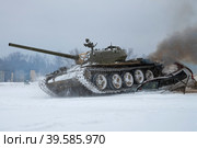 Советский танк Т-54 раздавил легковой автомобиль. Фрагмент танкового шоу в военно-историческом парке "Стальной десант" (2023 год). Редакционное фото, фотограф Виктор Карасев / Фотобанк Лори