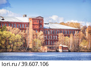 Ткацкая фабрика, вид с Волги, Кинешма, Ивановская обл (2022 год). Стоковое фото, фотограф Baturina Yuliya / Фотобанк Лори