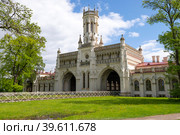 Старинное здание железнодорожного вокзала майским утром. Петродворец (2021 год). Стоковое фото, фотограф Анна Карасева / Фотобанк Лори