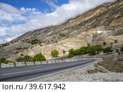 Участок автомобильной дороги в горах Дагестана (2021 год). Стоковое фото, фотограф Анна Карасева / Фотобанк Лори