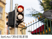 Close up of a traffic light on red. Стоковое фото, фотограф Сергей Толмачёв / Фотобанк Лори