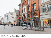 Flensburg, Germany. Ordinary people walk the Grosse Strasse (2017 год). Редакционное фото, фотограф EugeneSergeev / Фотобанк Лори