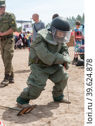 Visitors of show try on the sapper suit (2016 год). Редакционное фото, фотограф Сергей Буторин / Фотобанк Лори