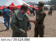 Man - visitor of show tries on the sapper suit (2016 год). Редакционное фото, фотограф Сергей Буторин / Фотобанк Лори