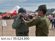 Man - visitor of show tries on the sapper suit (2016 год). Редакционное фото, фотограф Сергей Буторин / Фотобанк Лори