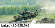 Shooting tank T-80 jumping in motion (2008 год). Редакционное фото, фотограф Сергей Буторин / Фотобанк Лори
