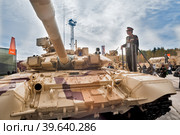 Officer of foreign army studies tank T-72. Russia (2013 год). Редакционное фото, фотограф Сергей Буторин / Фотобанк Лори