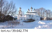 Старинная церковь Рождества Пресвятой Богородицы (1680 год) февральским днем. Каргополь. Архангельская область, Россия (2023 год). Стоковое видео, видеограф Анна Карасева / Фотобанк Лори