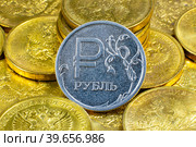 Монета с символом рубля на фоне десятирублевых монет. Стоковое фото, фотограф Анна Аникова / Фотобанк Лори