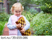 child prodigy holds a chessboard in his hands. Стоковое фото, фотограф Кутина Татьяна / Фотобанк Лори