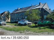 Old soviet cars near house in german style (2010 год). Редакционное фото, фотограф Сергей Буторин / Фотобанк Лори