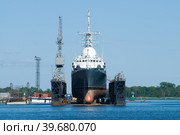 Big ship in Baltiysk dry dock (2010 год). Редакционное фото, фотограф Сергей Буторин / Фотобанк Лори