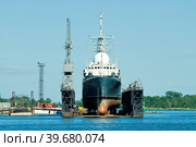 Big ship in Baltiysk dry dock (2010 год). Редакционное фото, фотограф Сергей Буторин / Фотобанк Лори
