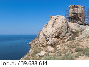 Живописный морской пейзаж с башней Донжон генуэзской крепости Чембало на горе Кастрон в городе Балаклаве, Крым, Россия (2021 год). Стоковое фото, фотограф Николай Мухорин / Фотобанк Лори