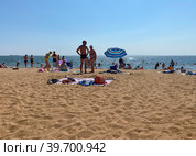 Пляж на Аршинцевской косе, Керчь (2022 год). Редакционное фото, фотограф Мария Кылосова / Фотобанк Лори