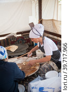 Woman cooking cakes gozleme. Hotel in Turkey (2018 год). Редакционное фото, фотограф Сергей Буторин / Фотобанк Лори