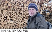 Male correspondent is reporting in front of lumber. Стоковое видео, видеограф Владимир Григорьев / Фотобанк Лори