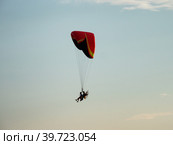 Мотопараплан парит в небе. A paramotor soars in the sky. (2022 год). Редакционное фото, фотограф Евгений Романов / Фотобанк Лори